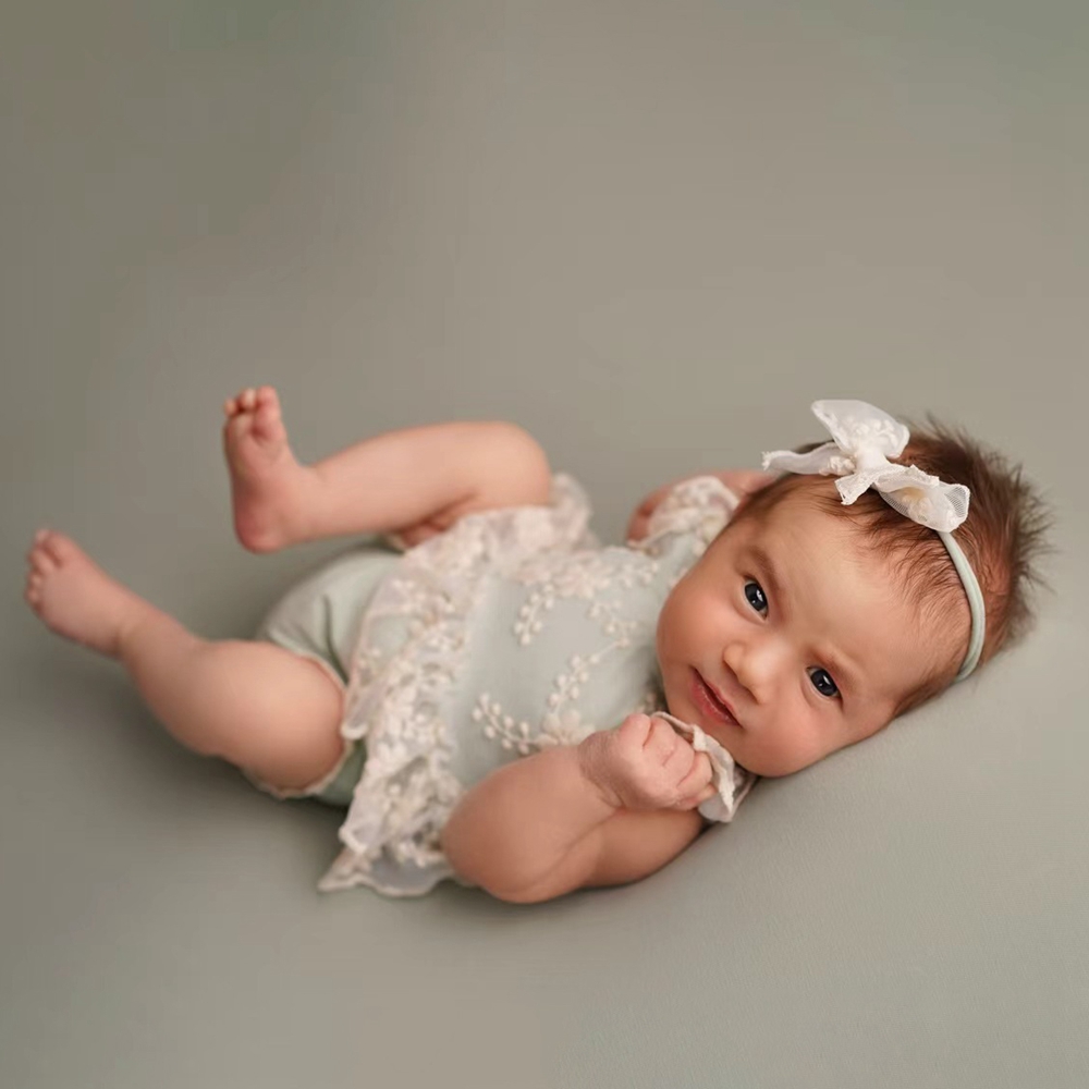 Baby Clothing Deals - Verspielter Neugeborenen-Mädchen-Strampler in Pastellgrün mit Spitze